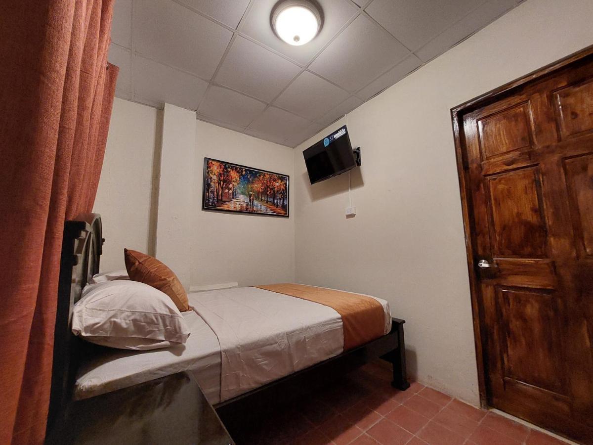 Hospedaje Los Lirios Chitré Buitenkant foto
