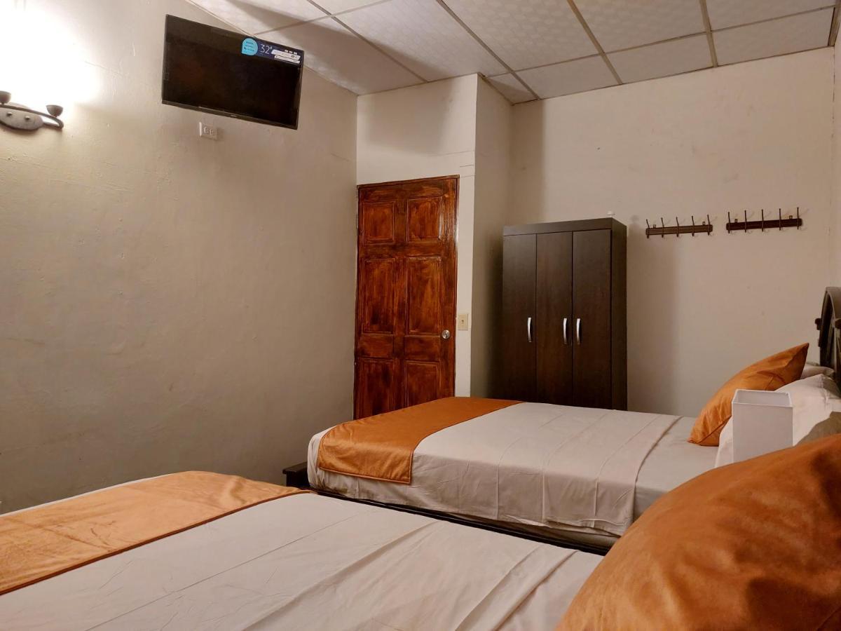 Hospedaje Los Lirios Chitré Buitenkant foto