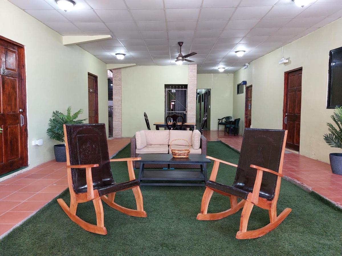 Hospedaje Los Lirios Chitré Buitenkant foto