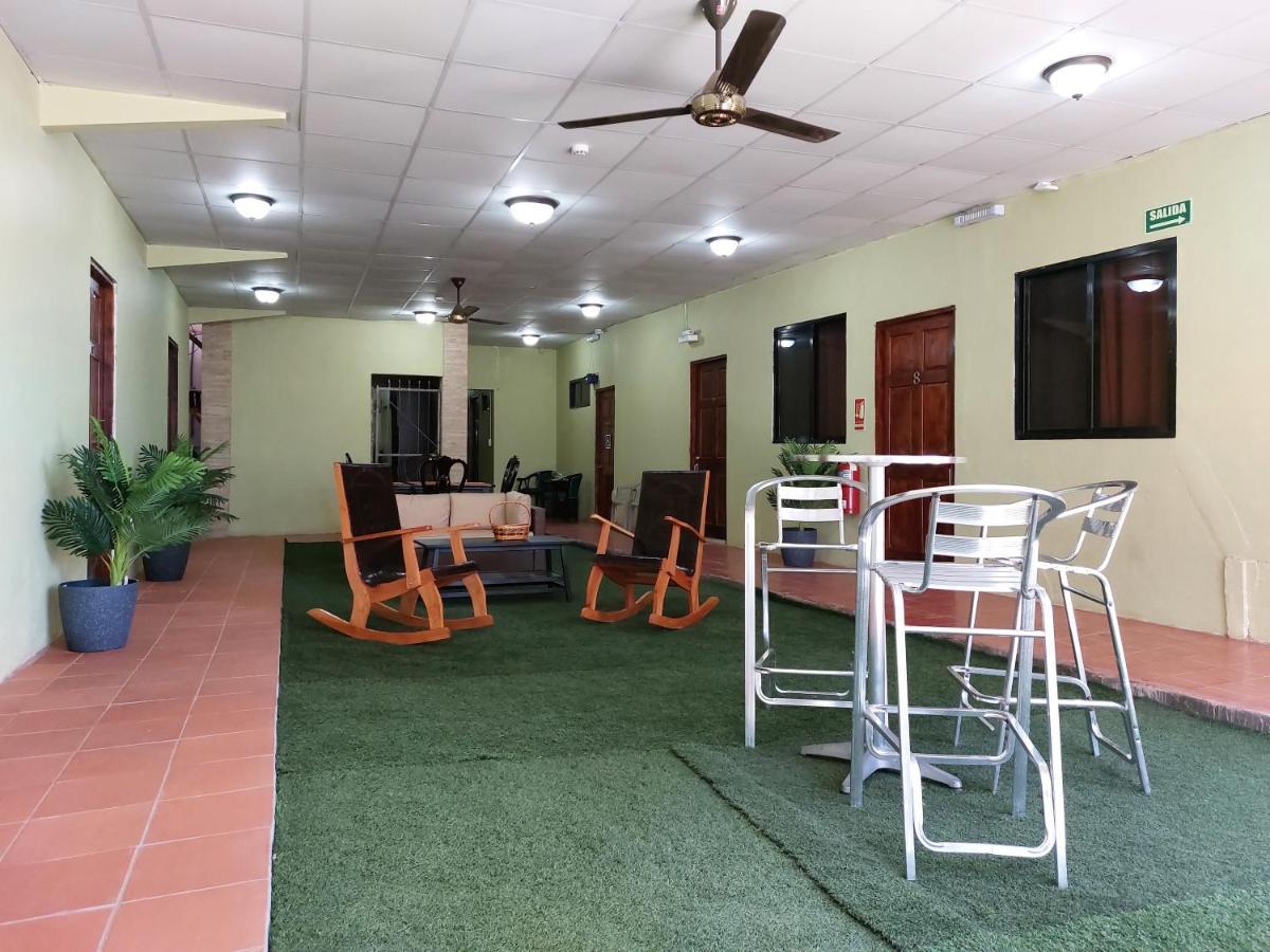 Hospedaje Los Lirios Chitré Buitenkant foto