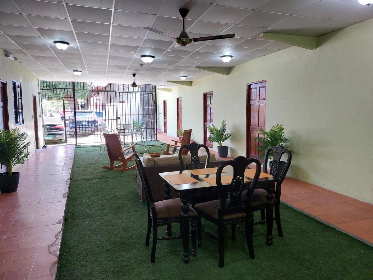 Hospedaje Los Lirios Chitré Buitenkant foto